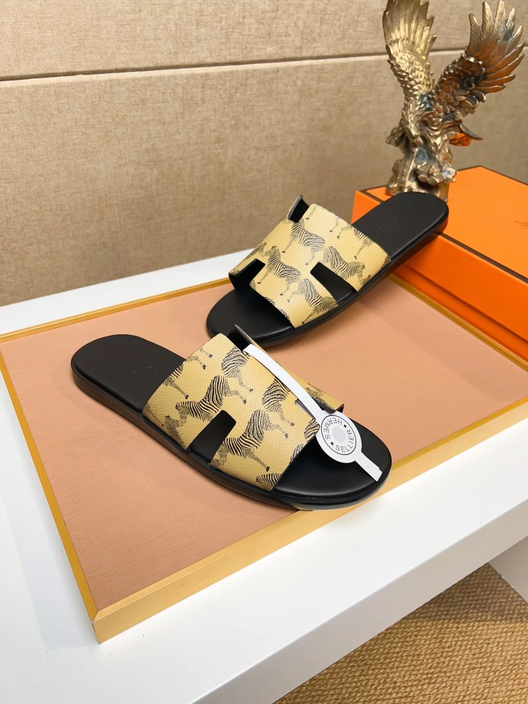 Men's clothing and shoes 💰280 💅💅💅 new arrival. Hermes Hermes official website latest counter synchronized new oran color leather H slippers, the original Paris version flew back to the original model and opened the mold to make it perfectly🍌The highest quality Sincerity, you can enter and leave the counter at will [Deyi] The upper is made of original customized  colored palm prints, crocodile print, ostrich print, colored cow leather, colored cow suede, 🤔 horse hair, 🥳 colored diamonds, 🥰 3D printing, and other genuine leather slippers, imported cow pattern foot pad lining, Italian  latest original genuine leather combination outsole Code number: 38-48 (customized at 46.47.48) Can be made into picture combination sole with genuine leather pattern and ordinary molded outsole